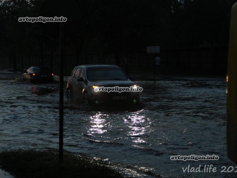 Дороги по-киевски: как в столице тонули и глохли машины. Фото, видео 