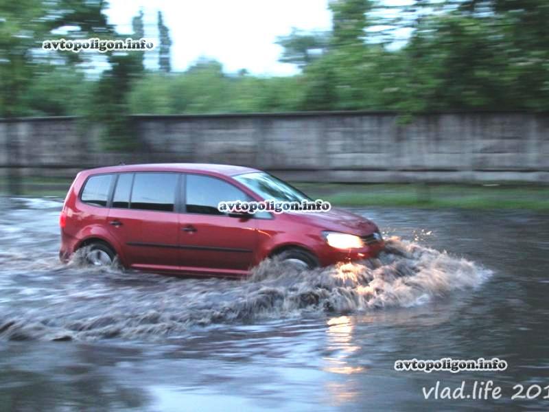 Дороги по-киевски: как в столице тонули и глохли машины. Фото, видео 