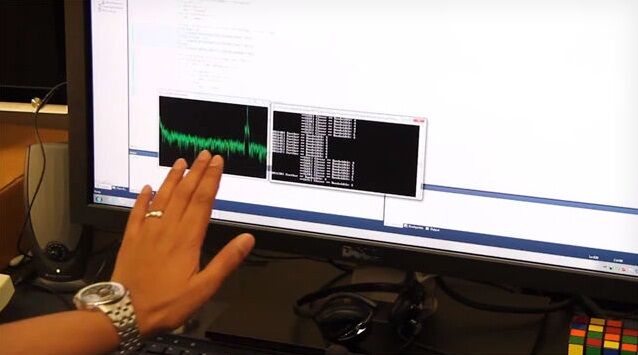 Компьютером можно управлять с помощью обычных аудиоколонок. Фото, видео  