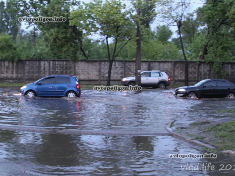 Дороги по-киевски: как в столице тонули и глохли машины. Фото, видео 