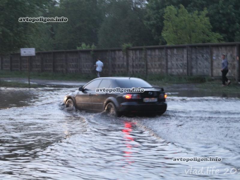 Дороги по-киевски: как в столице тонули и глохли машины. Фото, видео 