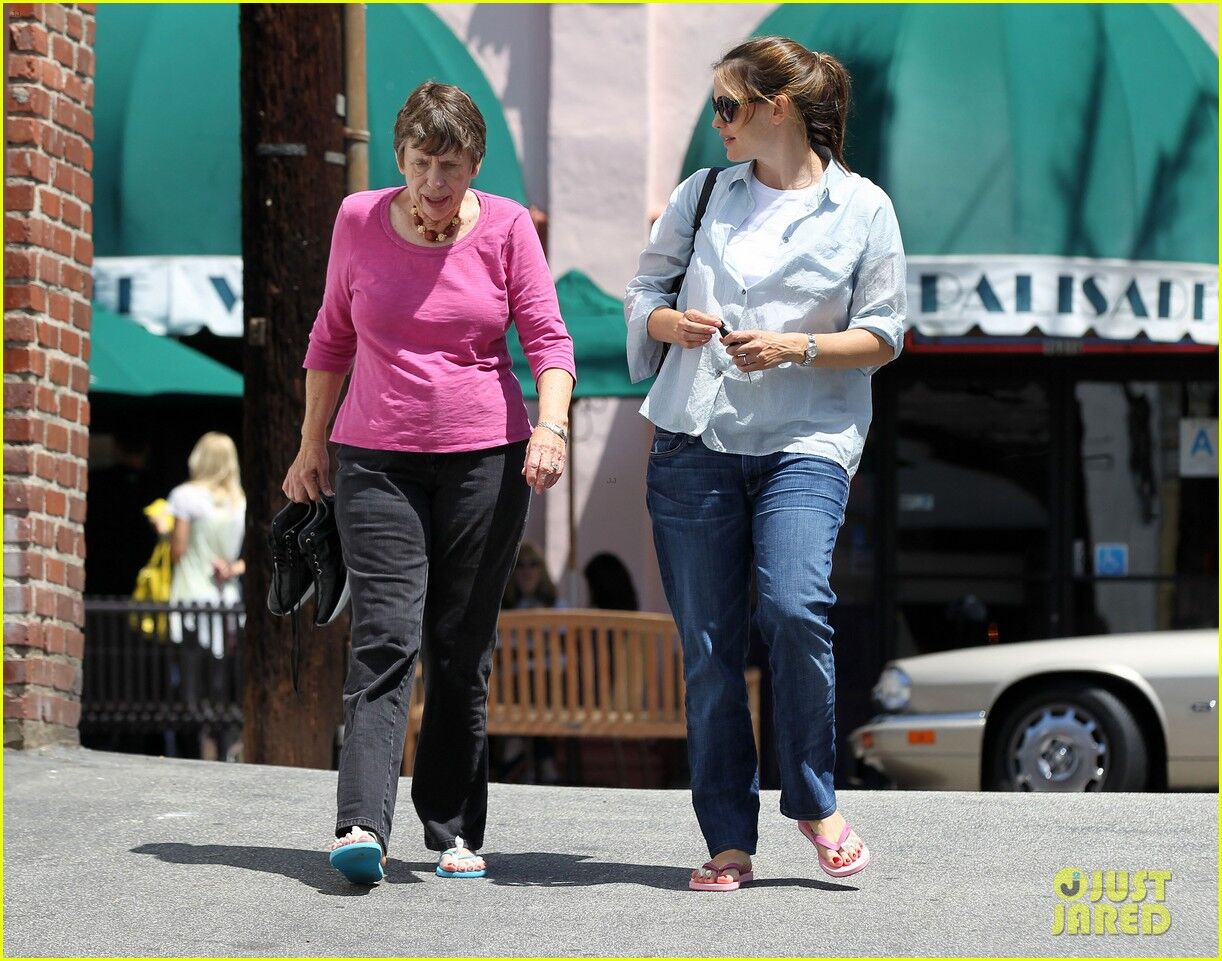 Гарнер начала приводить себя в порядок. Фото