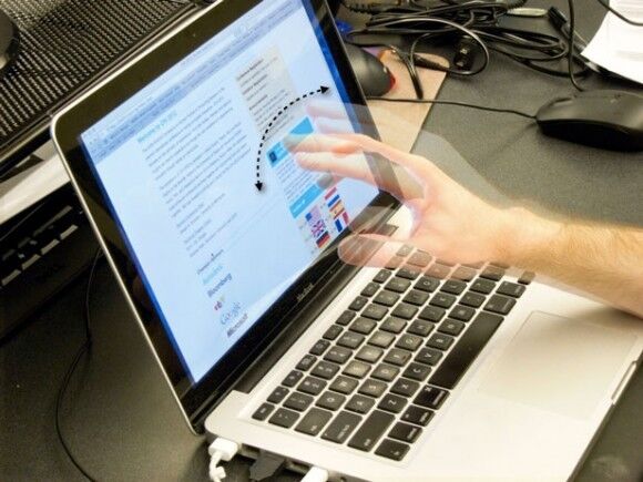 Компьютером можно управлять с помощью обычных аудиоколонок. Фото, видео  