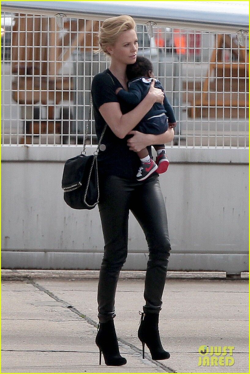 Терон с сыном и Стюарт покидает Париж. Фото