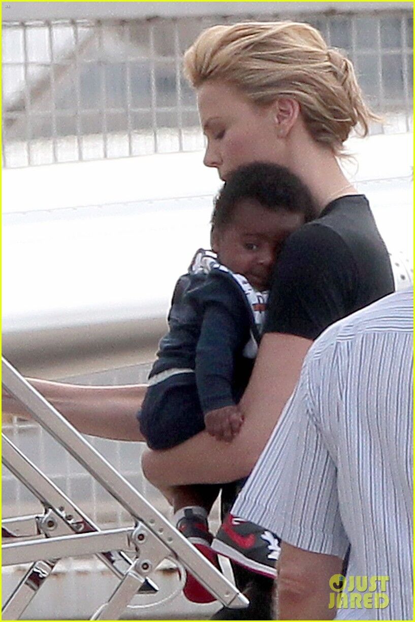 Терон с сыном и Стюарт покидает Париж. Фото