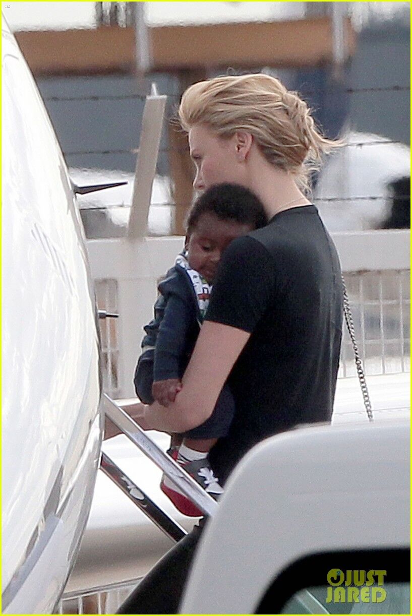 Терон с сыном и Стюарт покидает Париж. Фото