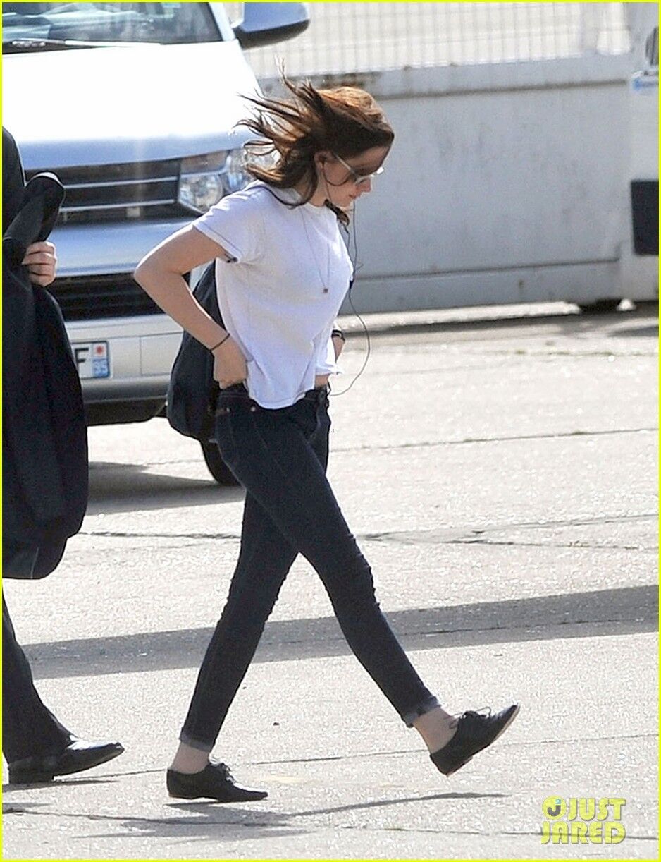 Терон с сыном и Стюарт покидает Париж. Фото