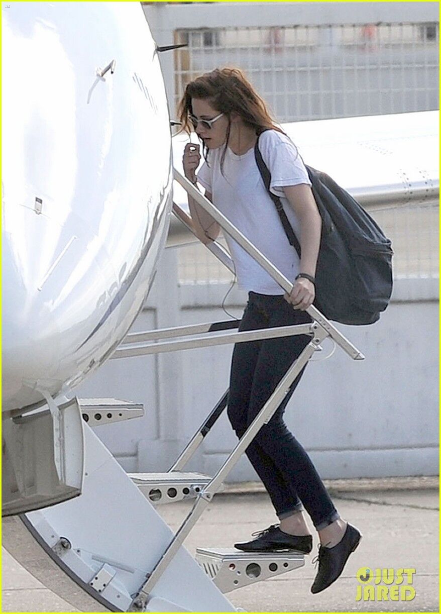 Терон с сыном и Стюарт покидает Париж. Фото