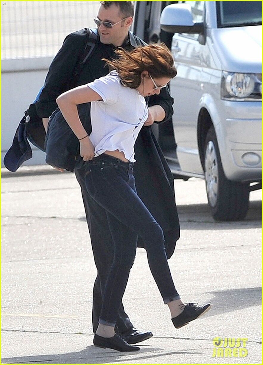 Терон с сыном и Стюарт покидает Париж. Фото