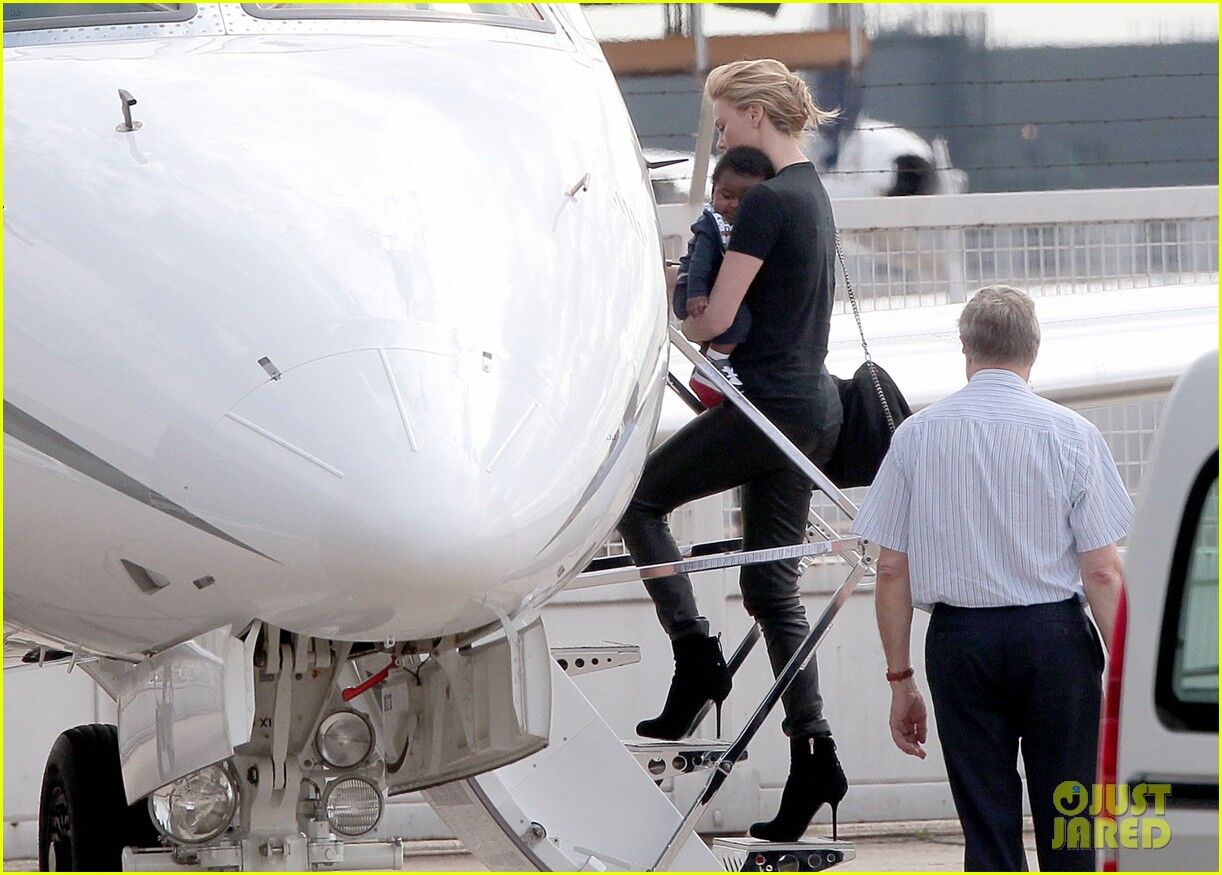 Терон с сыном и Стюарт покидает Париж. Фото