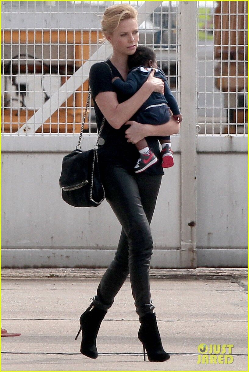 Терон с сыном и Стюарт покидает Париж. Фото