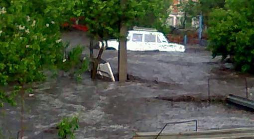 Потоп на Сумщині змив 10 авто і зніс кілька будинків