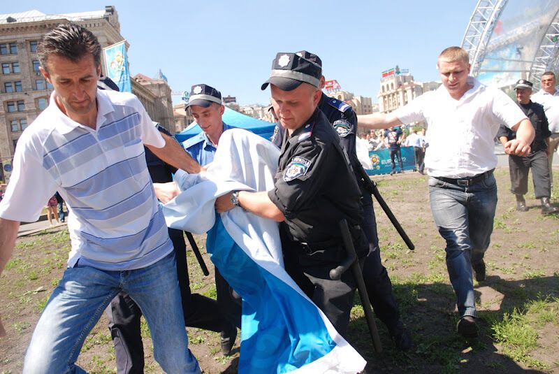 Активистка FEMEN нанесла ущерб кубку Евро-2012. Фото. Видео