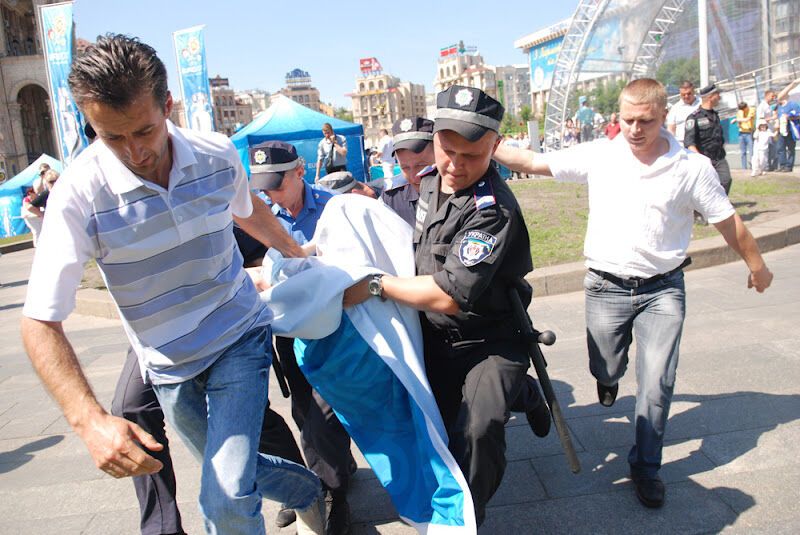 Активистка FEMEN нанесла ущерб кубку Евро-2012. Фото. Видео