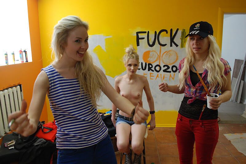 Активістка FEMEN завдала шкоди кубку Євро-2012. Фото. Відео