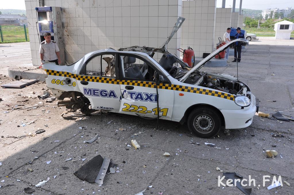 В Керчи на заправке взорвалось такси