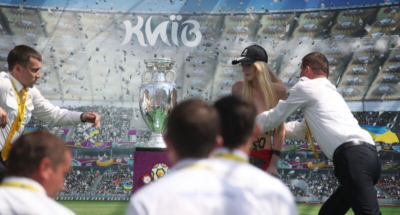 Активистка FEMEN нанесла ущерб кубку Евро-2012. Фото. Видео
