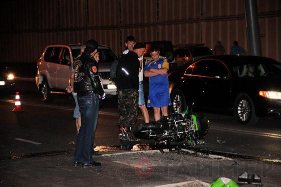 Через виритої комунальниками ями на дорозі загинув мотоцикліст