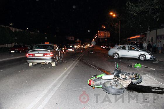 Из-за вырытой коммунальщиками ямы на дороге погиб мотоциклист