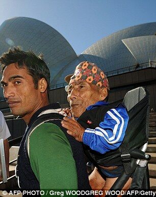 Самый маленький человек мира стал суперзвездой. Фото