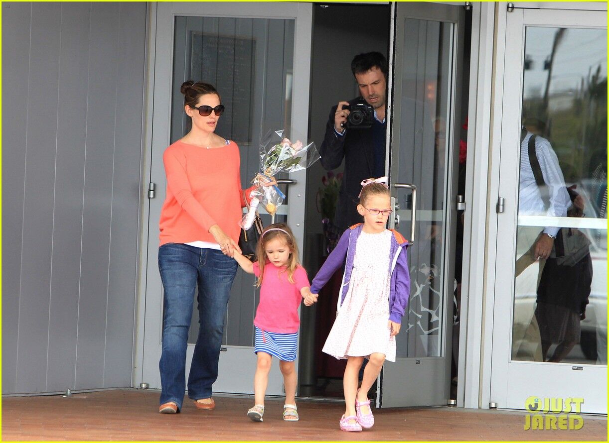 Аффлек и Гарнер отправились на выступление дочери. Фото