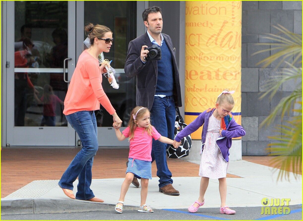 Аффлек и Гарнер отправились на выступление дочери. Фото