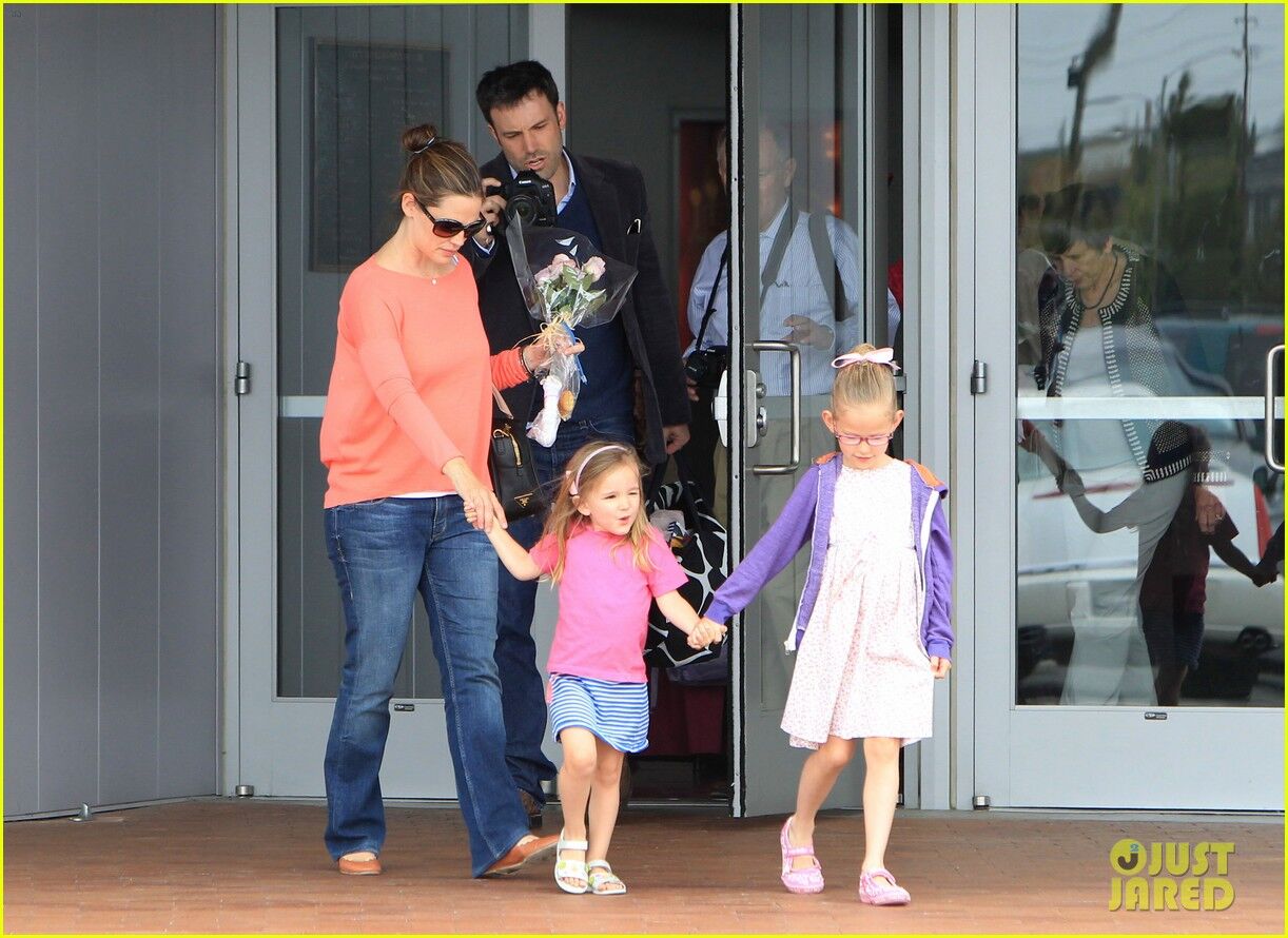 Аффлек и Гарнер отправились на выступление дочери. Фото