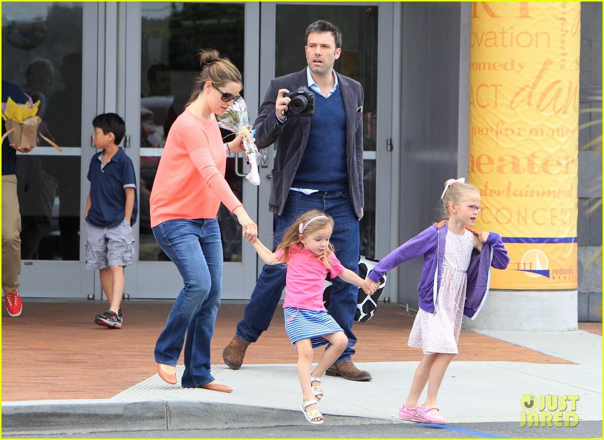 Аффлек и Гарнер отправились на выступление дочери. Фото