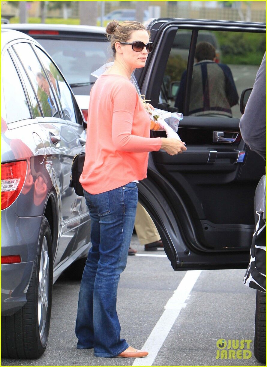 Аффлек и Гарнер отправились на выступление дочери. Фото