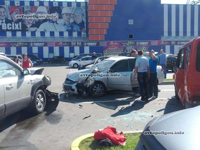ДТП в Киеве: нелепое столкновение 4 машин на парковке. Фото 
