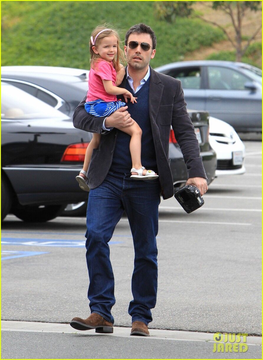 Аффлек и Гарнер отправились на выступление дочери. Фото