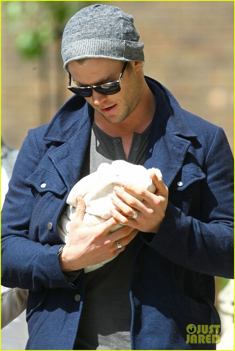 Хемсворт ходит с дочерью на руках. Фото