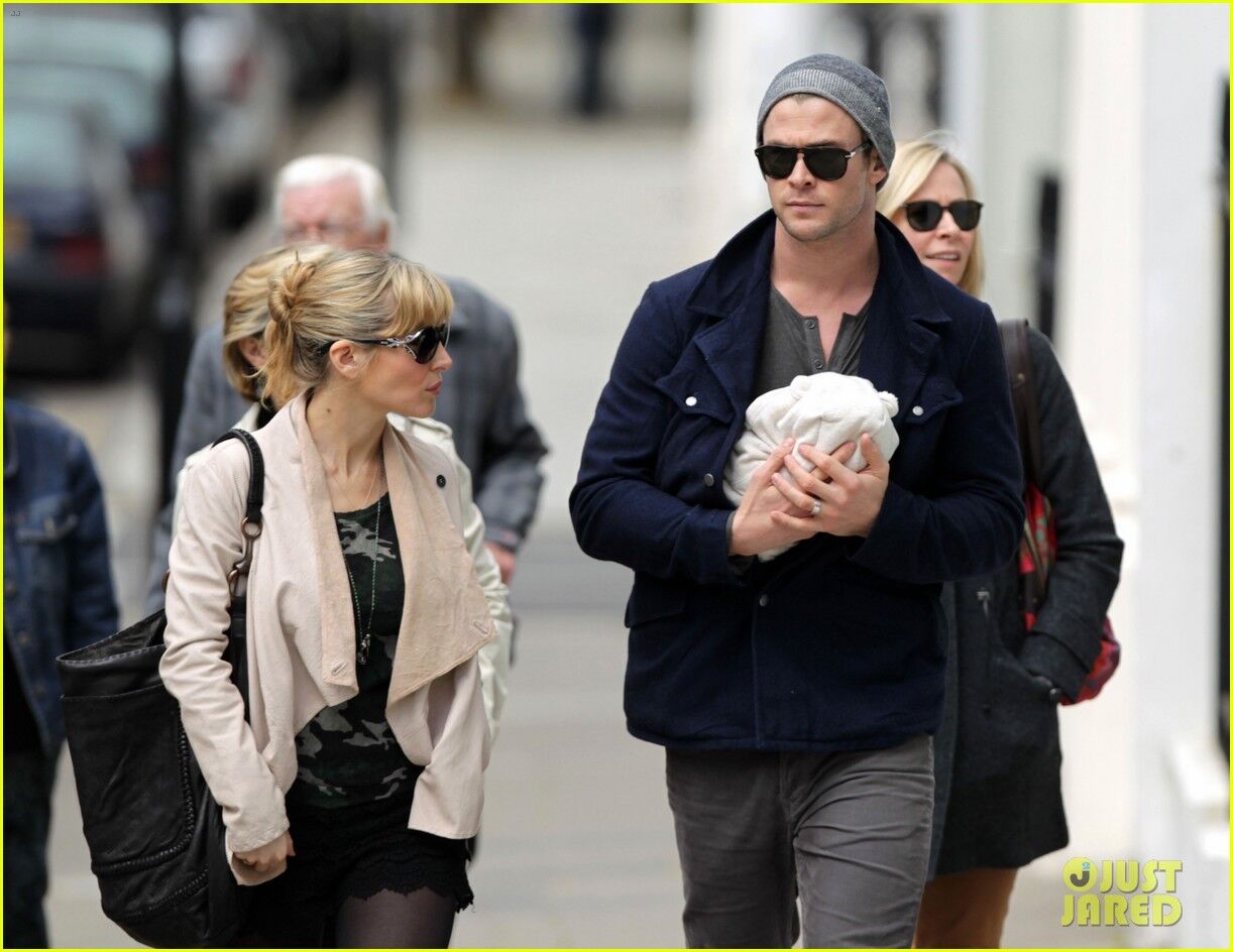 Хемсворт ходит с дочерью на руках. Фото