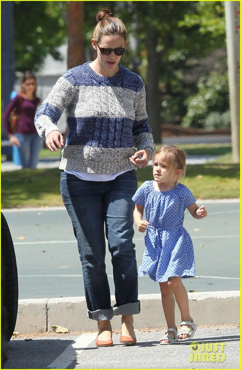 Гарнер вывезла сына на прогулку. Фото
