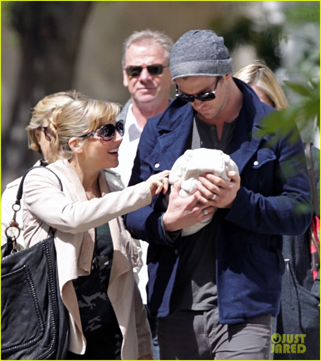 Хемсворт ходит с дочерью на руках. Фото