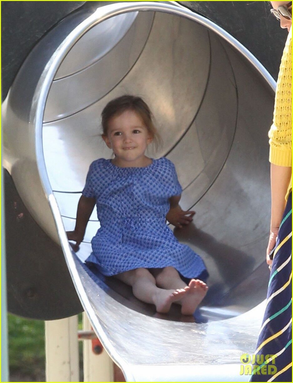 Гарнер вывезла сына на прогулку. Фото