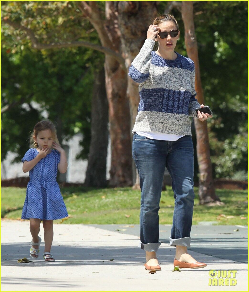 Гарнер вывезла сына на прогулку. Фото