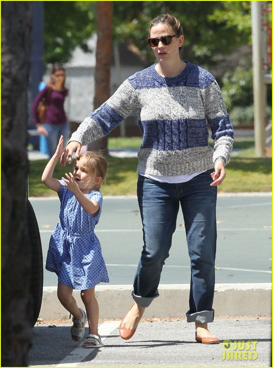 Гарнер вывезла сына на прогулку. Фото