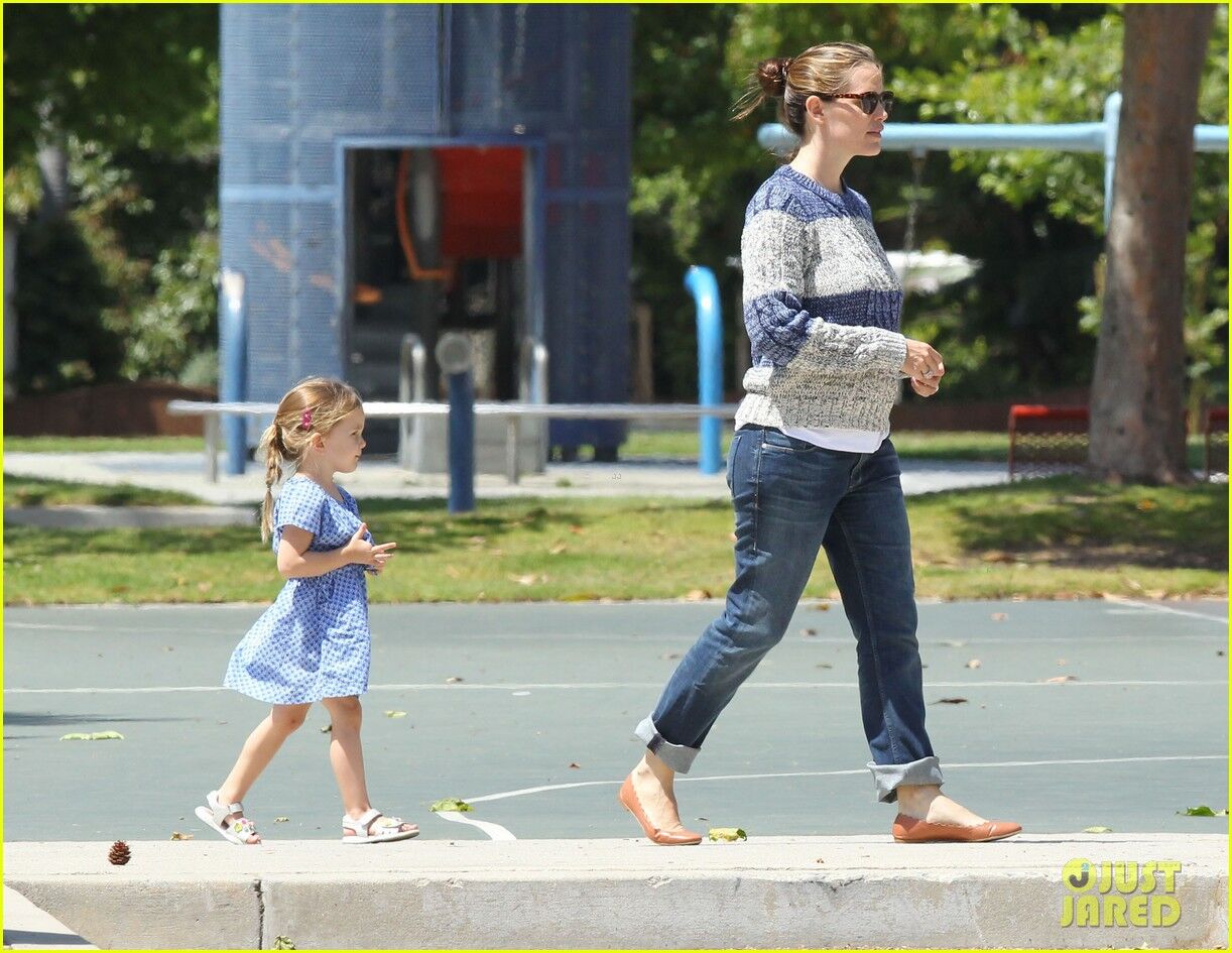 Гарнер вывезла сына на прогулку. Фото