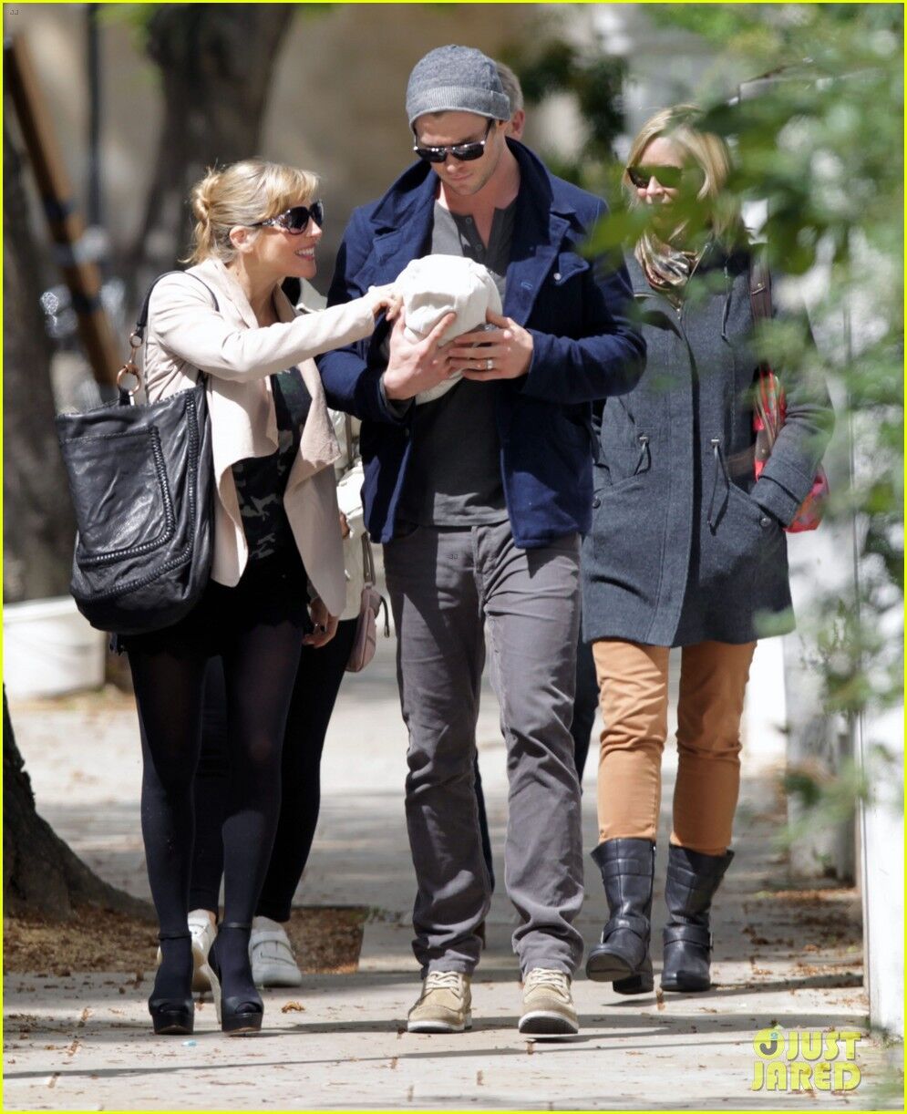 Хемсворт ходит с дочерью на руках. Фото