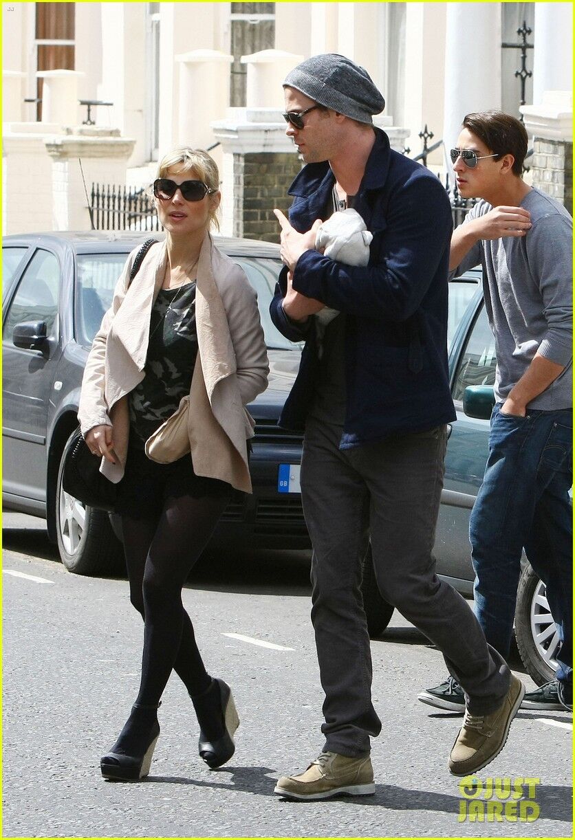 Хемсворт ходит с дочерью на руках. Фото