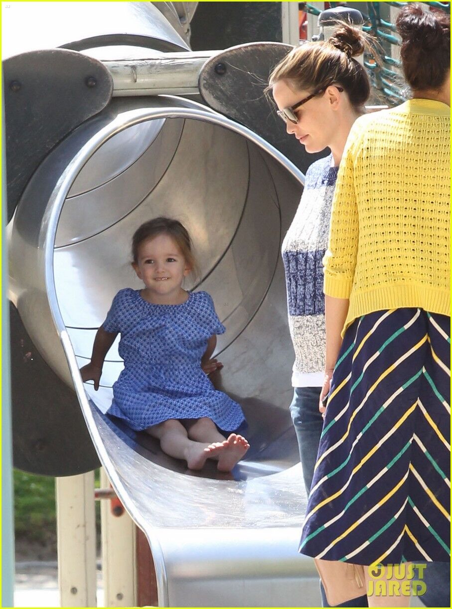 Гарнер вывезла сына на прогулку. Фото