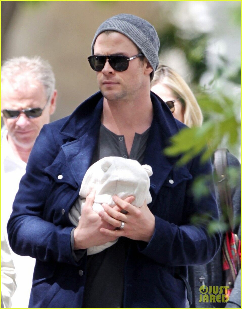 Хемсворт ходит с дочерью на руках. Фото