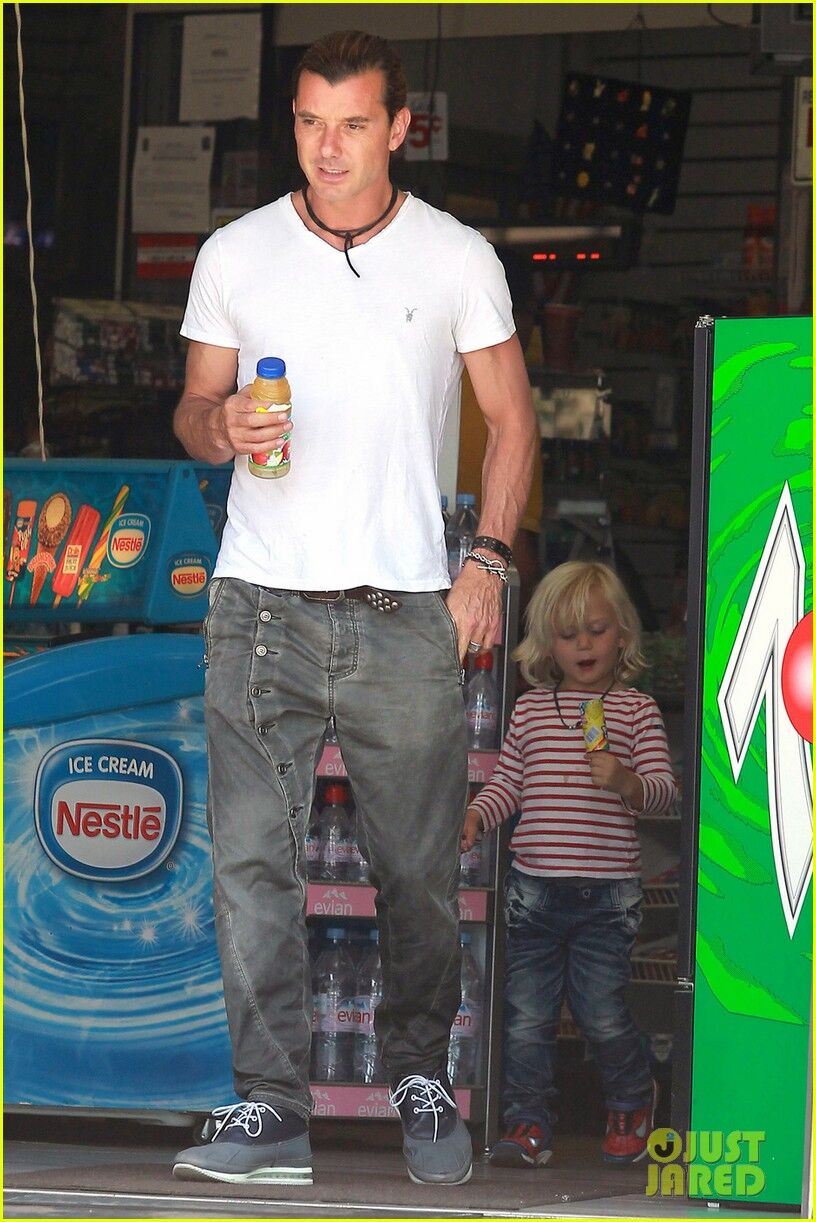 Мужчины Гвен Стефани гуляют без присмотра. Фото