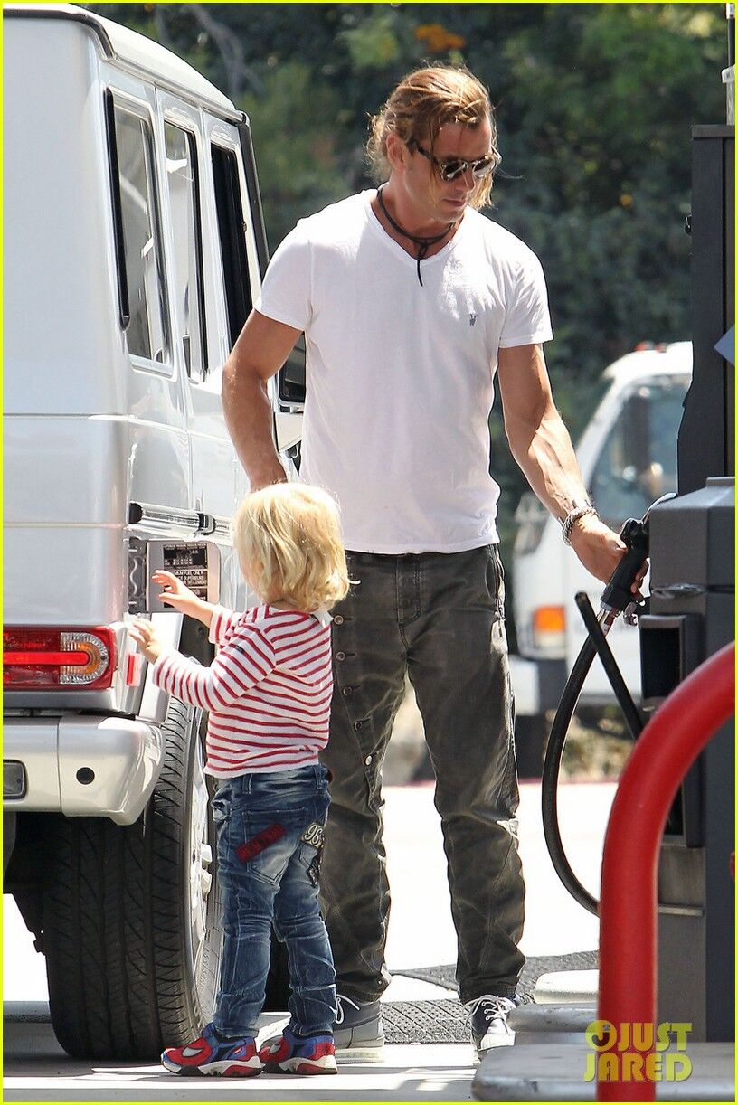 Мужчины Гвен Стефани гуляют без присмотра. Фото