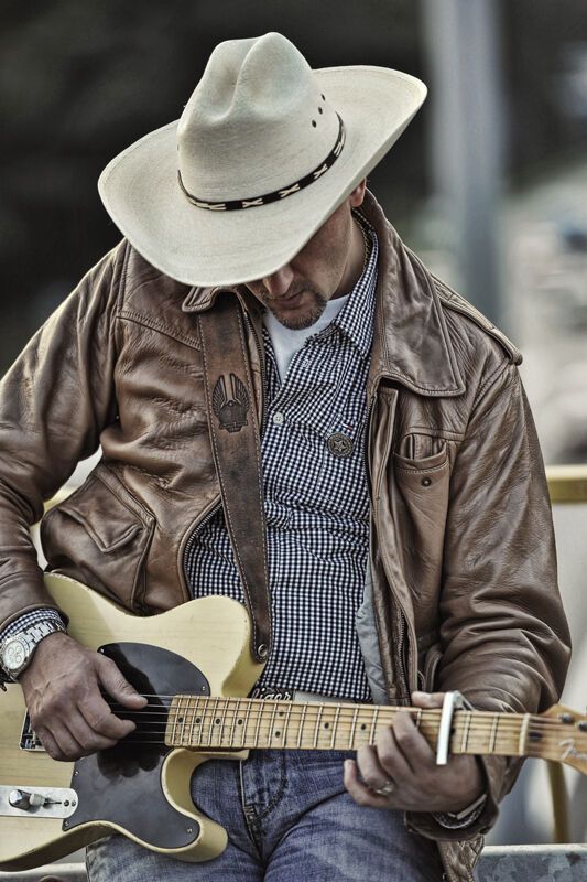 С гитарой по жизни. Фотовыставка Павла Таборовского