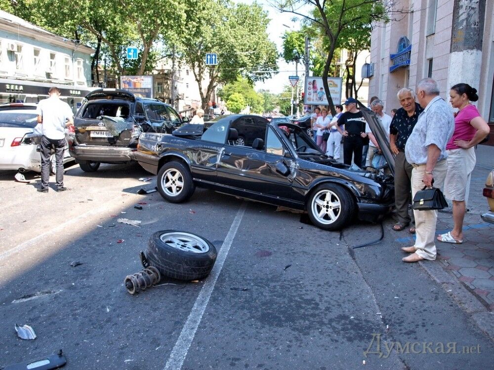 ДТП в Одесі: кабріолет протаранив 5 машин. Фото