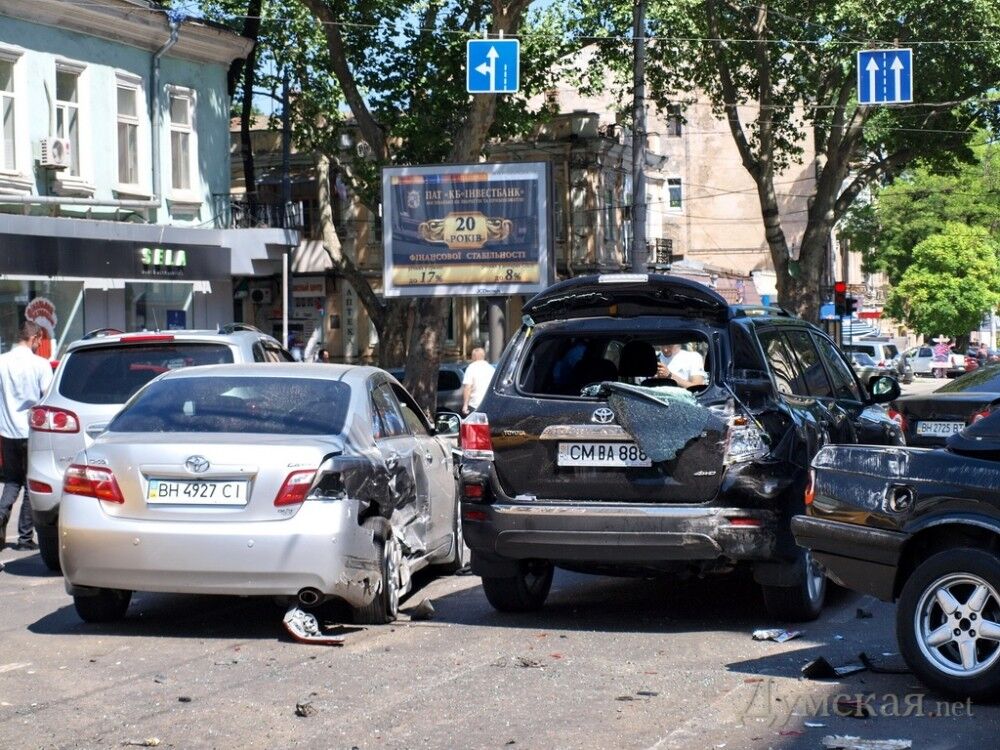 ДТП в Одессе: кабриолет протаранил 5 машин. Фото