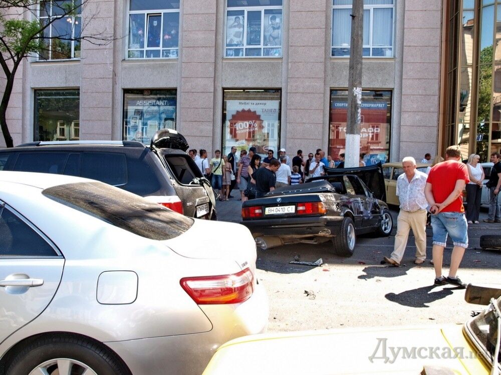 ДТП в Одессе: кабриолет протаранил 5 машин. Фото