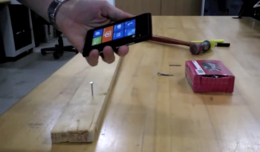 Nokia забила гвоздь своим смартфоном Lumia 900. Фото, видео 